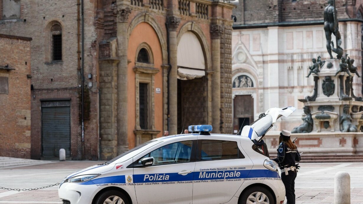 polizia locale in piazza del Nettuno