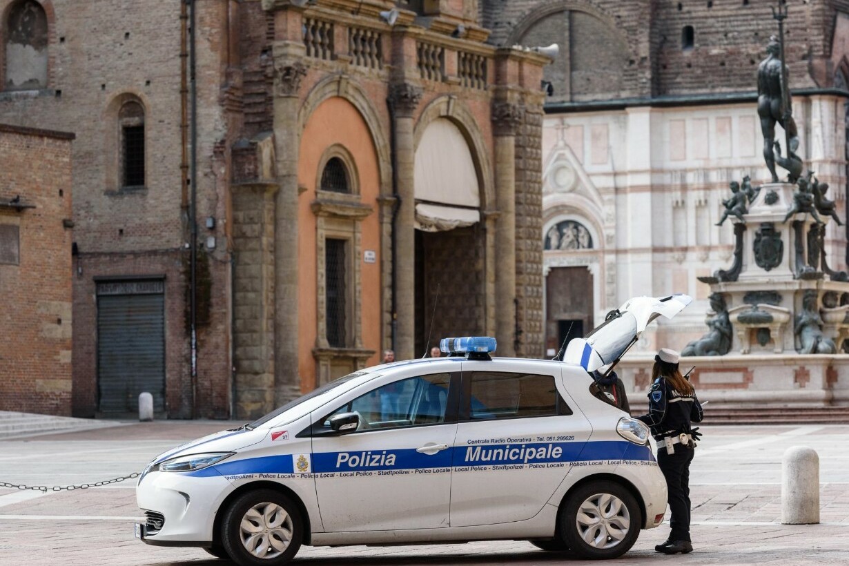 polizia locale in piazza del Nettuno